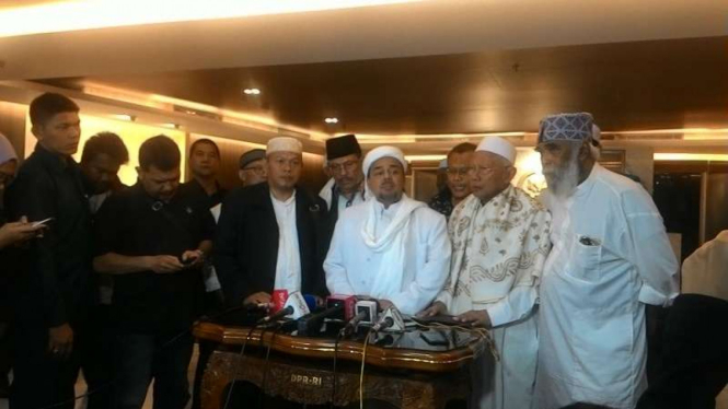 Imam Besar Front Pembela Islam, Rizieq Shihab, di kompleks Parlemen di Jakarta pada Kamis, 17 November 2016.