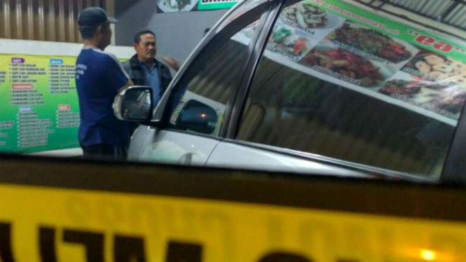 Polisi memeriksa lokasi penemuan mayat pria dalam sebuah mobil di Jalan Sentosa Raya, Sukmajaya, Depok, Jawa Barat, pada Kamis malam, 17 November 2016.