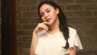Ekspresi Bahagia Vicky Shu Pamer USG Janin dalam Perutnya