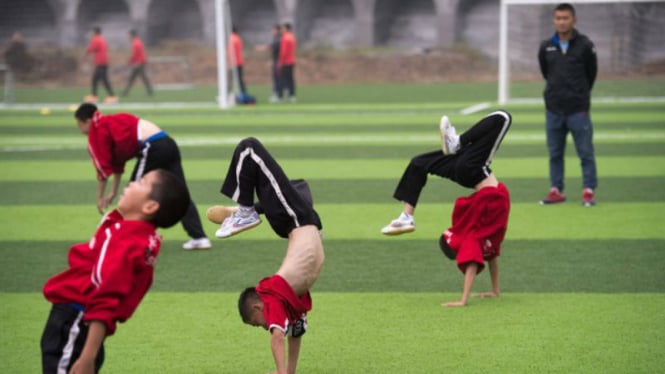 Anak-anak di China sedang berlatih kungfu dan sepakbola secara bersamaan.