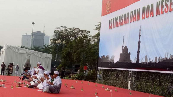 Ustaz Arifin Ilham saat memimpin istigasah dan doa bersama di Monas, Jakarta