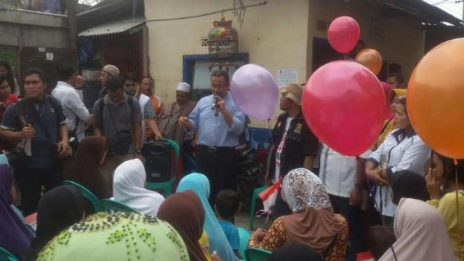 Anies Baswedan lepas balon di Jakarta Utara.