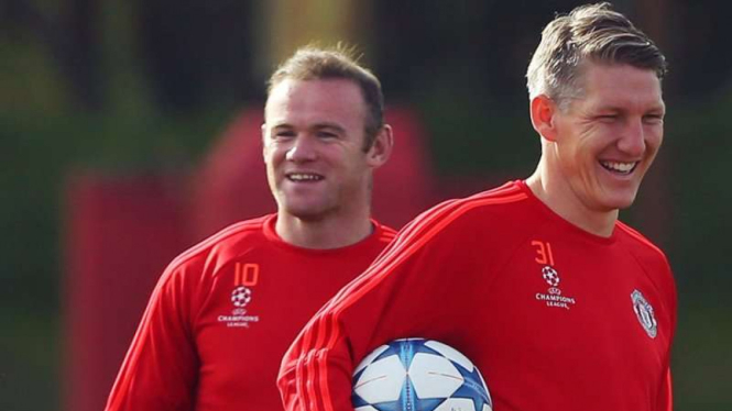 Gelandang Manchester United, Bastian Schweinsteiger (kanan)
