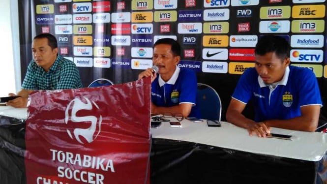 Pelatih Persib Bandung Djadjang Nurdjaman (tengah)