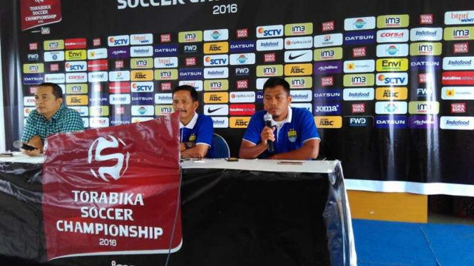 Bek Persib Bandung, Tony Sucipto (kanan)