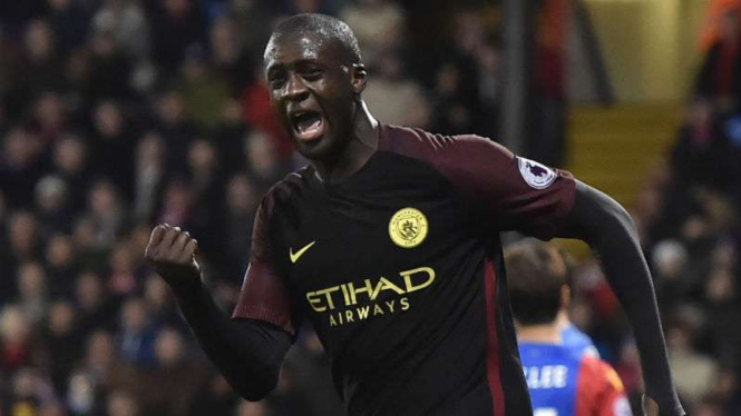 Yaya Toure merayakan gol ke gawang Crystal Palace