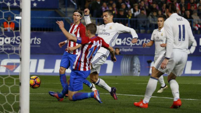 Cristiano Ronaldo berusaha mencetak gol ke gawang Atletico Madrid