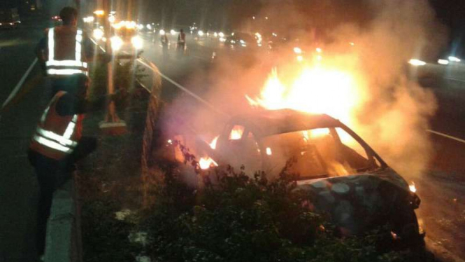 Mobil terbakar di tol Jagorawi