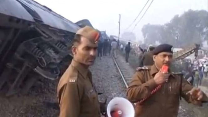 Kereta anjlok di Uttar Pradesh di India, Minggu, 20 November 2016.