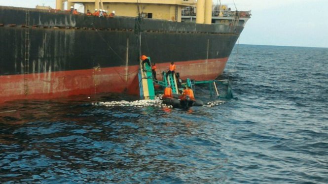 Tiga korban tabrakan kapal di Tuban ditemukan.