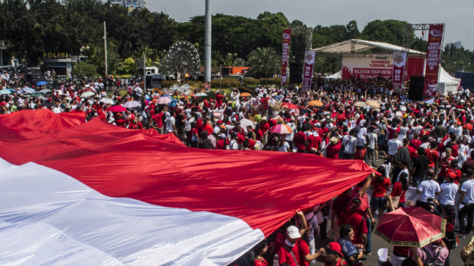 Ribuan orang dari berbagai organisasi dan daerah mengikuti Parade Bhinneka Tunggal Ika di kawasan bundaran Patung Arjuna Wijaya, Jakarta, Sabtu (19/11/2016). 