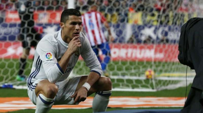 Pemain Real Madrid, Cristiano Ronaldo, usai cetak gol ke gawang Atletico Madrid