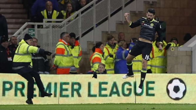 Striker Chelsea, Diego Costa merayakan gol ke gawang Middlesbrough.