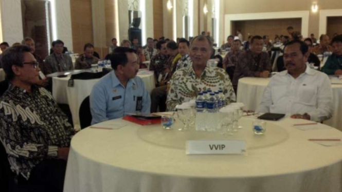 Ketua KPK Agus Rahardjo (dua dari kanan) bersama Jaksa Agung, dan Jubir Presiden