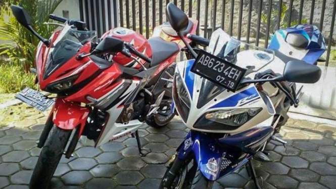 CBR150R Vs R15.