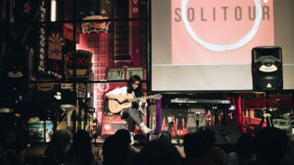 Cerita Dua Musisi Bawakan Musik Instrumental Keliling Jawa