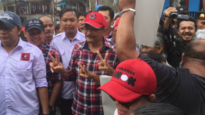 Calon Wakil Gubernur DKI Jakarta, Djarpt Saiful Hidayat saat blusukan 