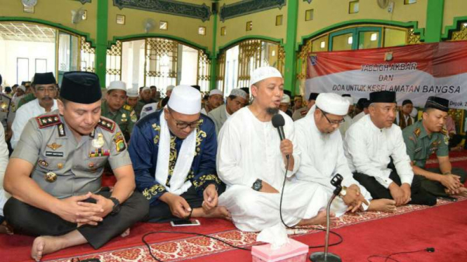 Tabligh Akbar di Masjid Al Ikhlas, Polresta Depok, Jawa Barat. 