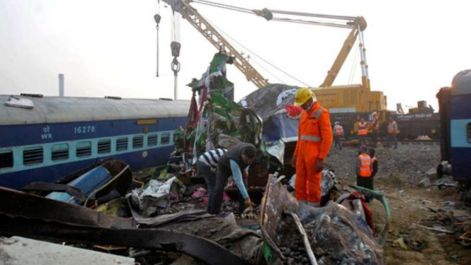 Petugas diantara gerbong kereta yang hancur setelah anjlok pada 20/11/2016.