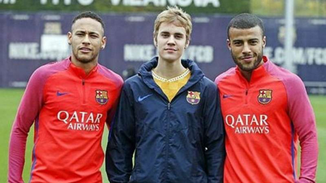 Justin Bieber (tengah) di antaranya dua bintang Barcelona, Neymar dan Rafinha