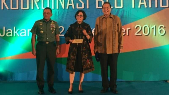 Sri Mulyani ditemani Panglima TNI Gatot Nurmantyo dan Chairul Tanjung