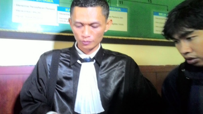 Irwan Sya'ban, pengacara Dimas Kanjeng, yang diusir hakim  