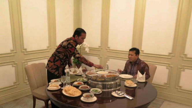 Presiden Jokowi menjamu Ketum Golkar Setya Novanto.
