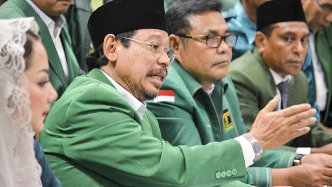 Ketua Umum PPP Muktamar Jakarta Djan Faridz (tengah).