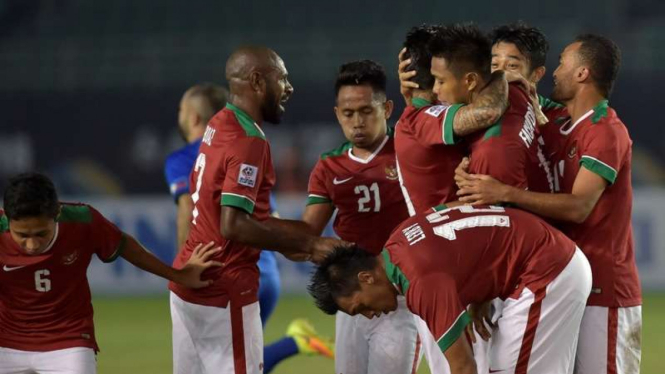 Pemain Indonesia rayakan gol ke gawang Filipina