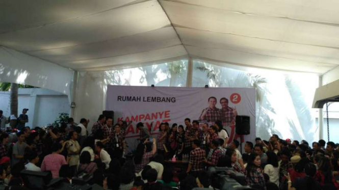 Warga ramai mendatangi Rumah Lembang, rumah pemenangan Ahok-Djarot, di Jakarta