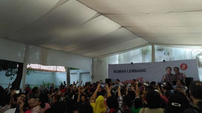 Suasana di posko kampanye Ahok Djarot di Rumah Lembang.