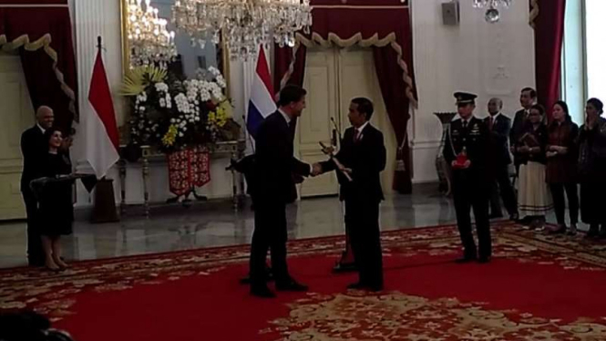 PM Belanda Mark Rutte kembalikan keris pada Presiden Joko Widodo.