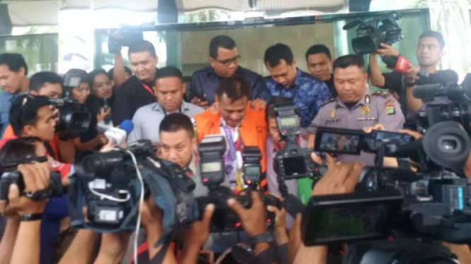 Wali Kota Madiun, Bambang Irianto (rompi jingga) ditahan KPK