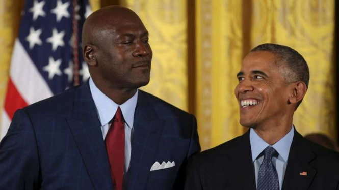 Legenda NBA, Michael Jordan (kiri) bersama Predisen AS, Barack Obama (kanan)