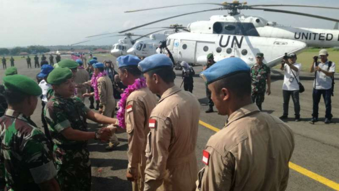 Ratusan Prajurit Skuadron 31 Serbu tiba di Semarang, Jawa Tengah, usai bertugas sebagai pasukan penjaga perdamaian PBB di Mali pada Rabu, 23 November 2016.