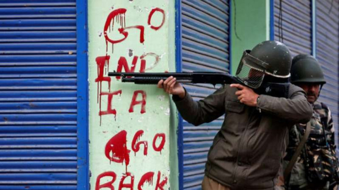 Militer India mengokang senjata saat bentrokan di Srinagar, Kashmir.