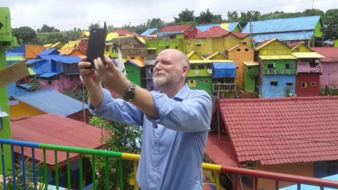 Paul Grigson, Duta Besar Australia untuk Indonesia berpose Selfie di Kampung Warna-warni Kota Malang Jawa Timur, Rabu (23/11/2016)