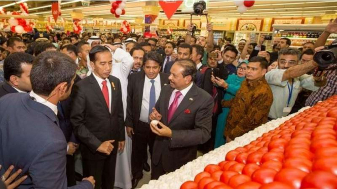 Presiden Joko Widodo didampingi Yusuff Ali MA, Managing Director Lulu Group di Abu Dhabi terkait rencana pembukaan Lulu Hypermarket di Indonesia pada September 2015.