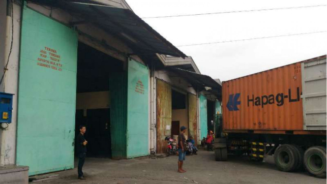 Gudang PT EK Prima Ekspor Indonesia di Surabaya masih beroperasi