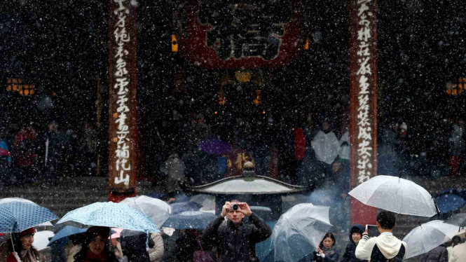 Hujan salju di Jepang.
