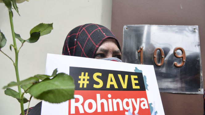 Demonstrasi Save Rohingya di depan Kedubes Myanmar di Jakarta pada 24 November 2016.