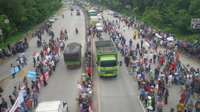 Aksi warga di Bandar Lampung yang memblokir ruas jalan di daerah itu, Kamis (24/11/2016). Warga di daerah ini menuntut hak tanah mereka yang telah diberikan negara sejak tahun 1982.