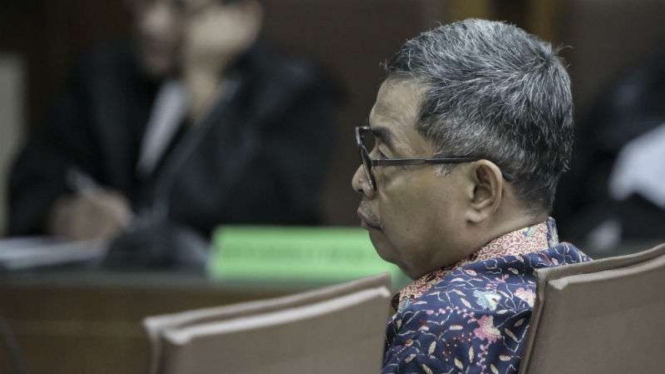 Terdakwa Suprapto mendengarkan putusan hakim Pengadilan Tipikor Jakarta