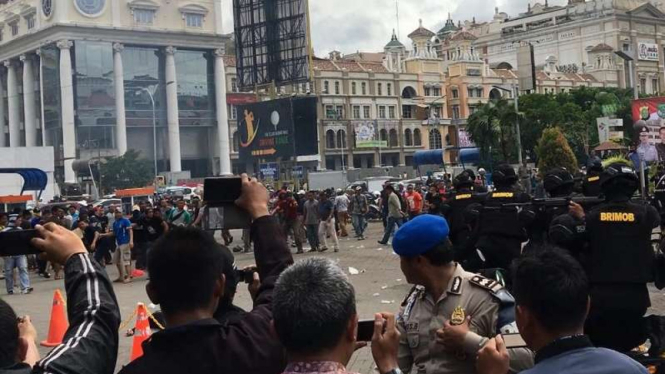 Simulasi penanganan kerusuhan di Jakarta Utara.