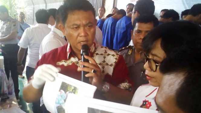 Direktur Reserse Kriminal Umum Polda Jateng, Komisaris Besar Polisi Gagas Nugraha, menunjukkan foto pelaku aborsi di Markas Polda setempat pada Jumat, 25 November 2016.