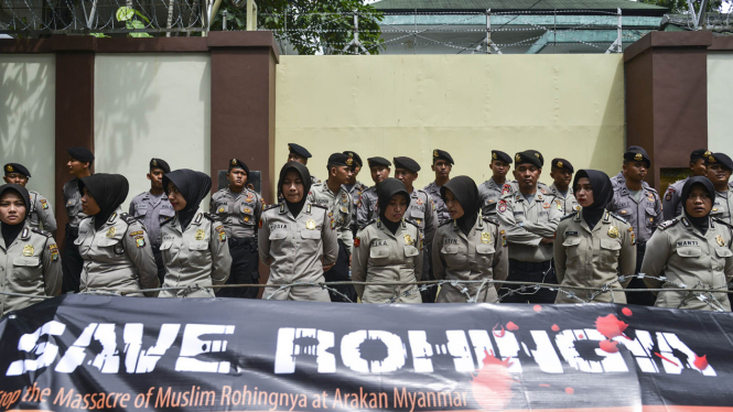 Polisi berjaga-jaga dalam aksi unjuk rasa di depan Kedubes Myanmar di Jakarta, 25 November 2016.