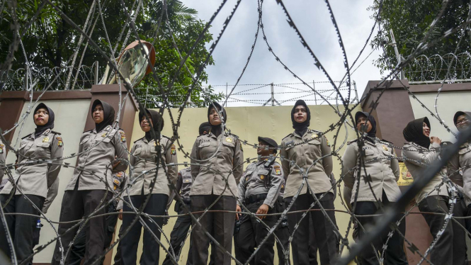 Sejumlah personel polisi wanita bersiaga di kantor Kedubes Myanmar pasca gelombang protes atas konflik etnis Rohingya baru-baru ini.