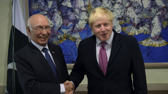 Penasihat Luar Negeri Pakistan Sartaj Aziz dan Menteri Luar Negeri Inggris Boris.