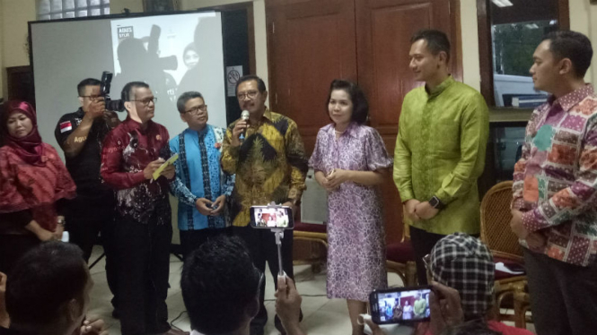 Agus Harimurti Yudhoyono dan gurunya semasa SMA, Jumat, 25 November 2016.