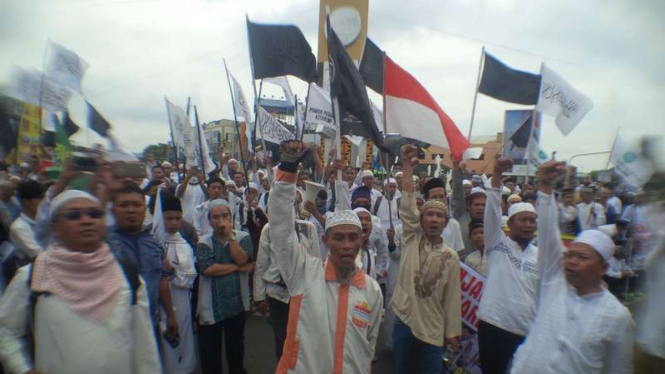 Aksi unjuk rasa memprotes penistaan agama yang dilakukan oleh Basuki Tjahaja Purnama atau Ahok di Kota Bandar Lampung, Jumat (25/11/2016)
